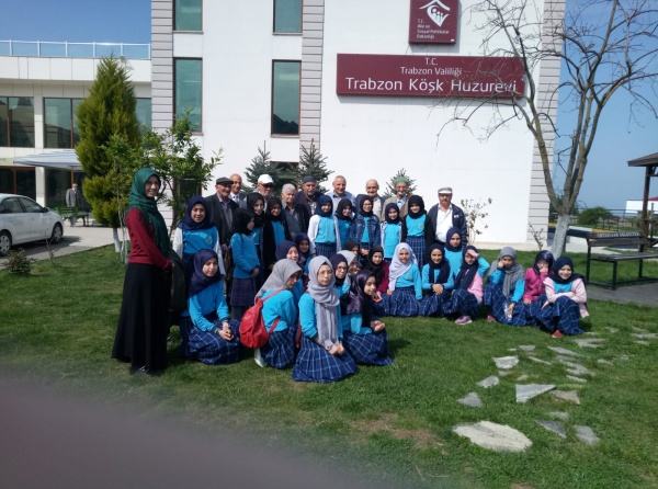 Okulumuz Öğrencileriyle Trabzon  Köşk Huzur Evini  Ziyaret Ettik.