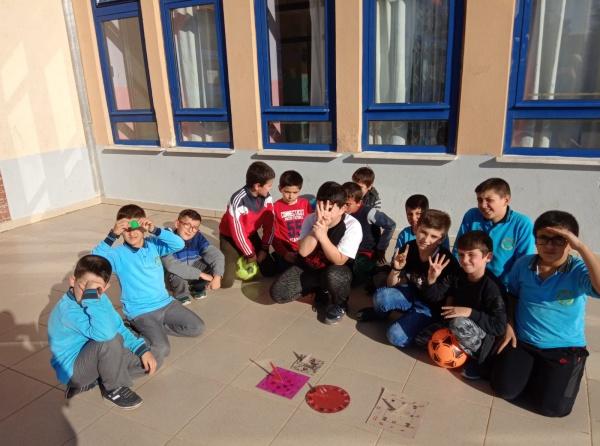 Okulumuz Türkçe Öğretmeni Kübra DEMİRBAŞ, 5. Sınıflar ile Güneş Saati Etkinliği Düzenledi.