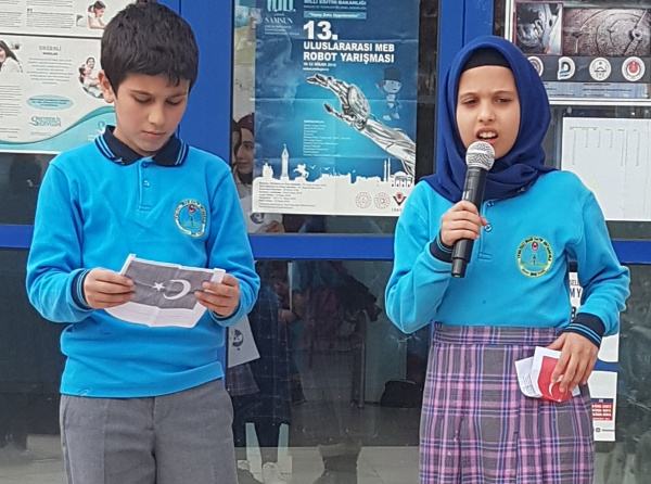 Okulumuz Tarafından Hazırlanan 12 Mart İstiklal Marşının Kabulü ve Mehmet Akif Ersoy´u Anma Günü Programını Okul Bahçesinde gerçekleştirildi. 