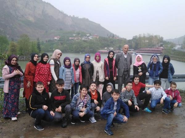 Sosyal Bilgiler Öğretmenimiz Hüseyin Avni TÜRKER Öğrencilerimizle Akçaabat´taki Sera Gölü´ne Gezi Düzenledi. 